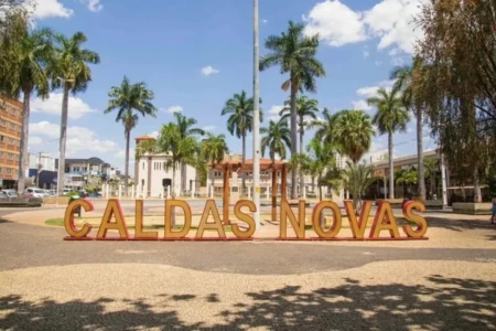 redução fere princípios constitucionais Revogação de decreto que reduziu expediente dos órgãos públicos em Caldas Novas