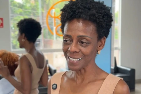 Kira parou de alisar cabelos e há 30 anos ajuda pessoas a recuperarem a autoestima com seus cabelos naturais (Foto: Ageu Rosa)