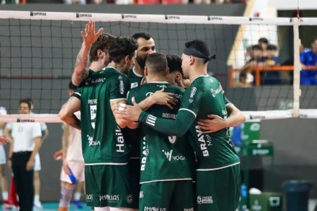 Jogadores do Goiás Vôlei na disputa da Superliga A