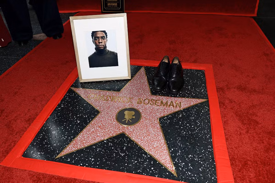 Homenagem a Chadwick Boseman reúne amigos e colegas na Calçada da Fama