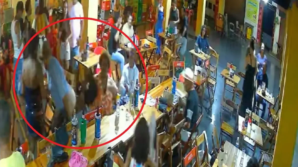 Imagem mostra mulher sentada enquanto homem abaixa as calças "e faz pum" em sua direção