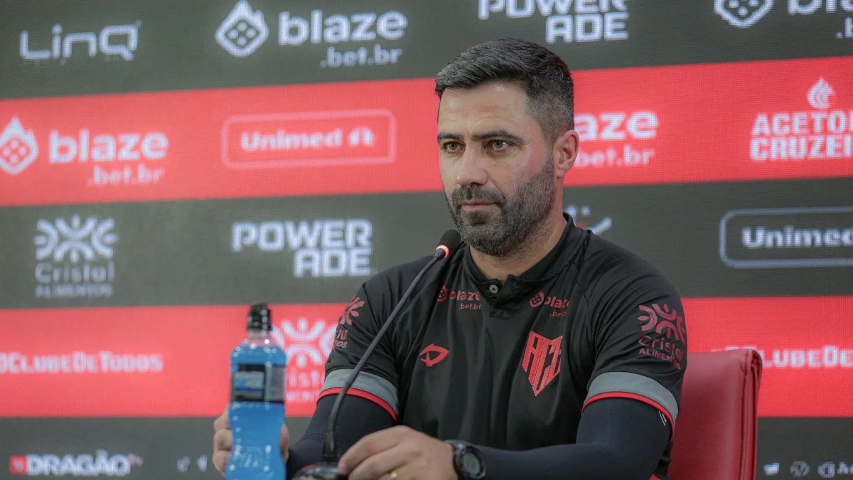 Rafael Lacerda em coletiva no Atlético Goianiense