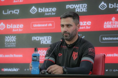 Rafael Lacerda em coletiva no Atlético Goianiense