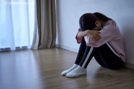 Imagem representativa de uma criança triste