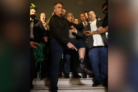 Bolsonaro mostra tornozeleira eletrônica para aliados após medida de monitoramento determinada pelo STF. Ato culminou em prisão domiciliar (Foto: Pedro Ladeira/Agência Brasil)