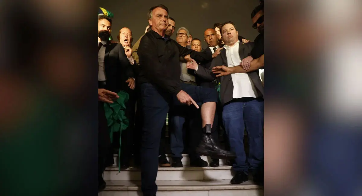 Bolsonaro mostra tornozeleira eletrônica para aliados após medida de monitoramento determinada pelo STF. Ato culminou em prisão domiciliar (Foto: Pedro Ladeira/Agência Brasil)
