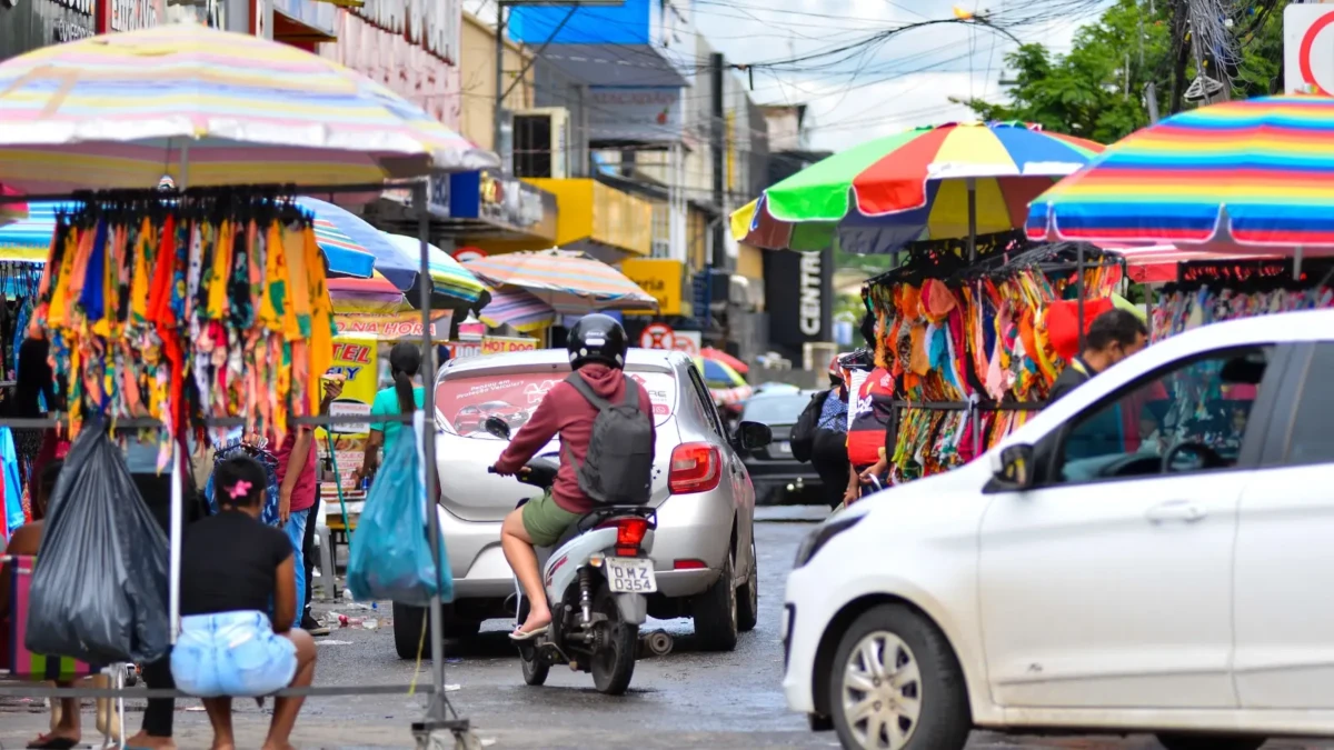 Imagem mostra compradores circulando pela Região da 44