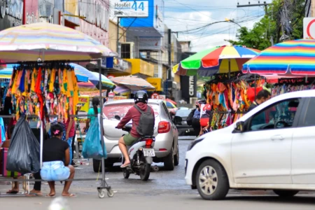 Imagem mostra compradores circulando pela Região da 44