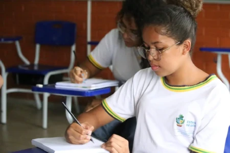 Imagem mostra estudante da rede pública de ensino