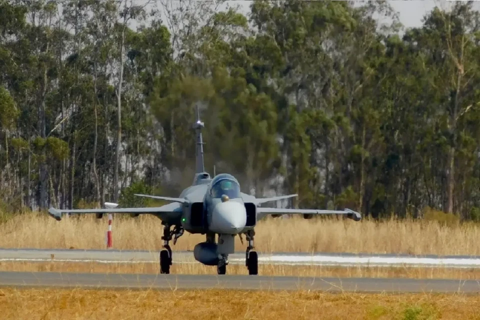 Imagem mostra modelo Gripen da FAB
