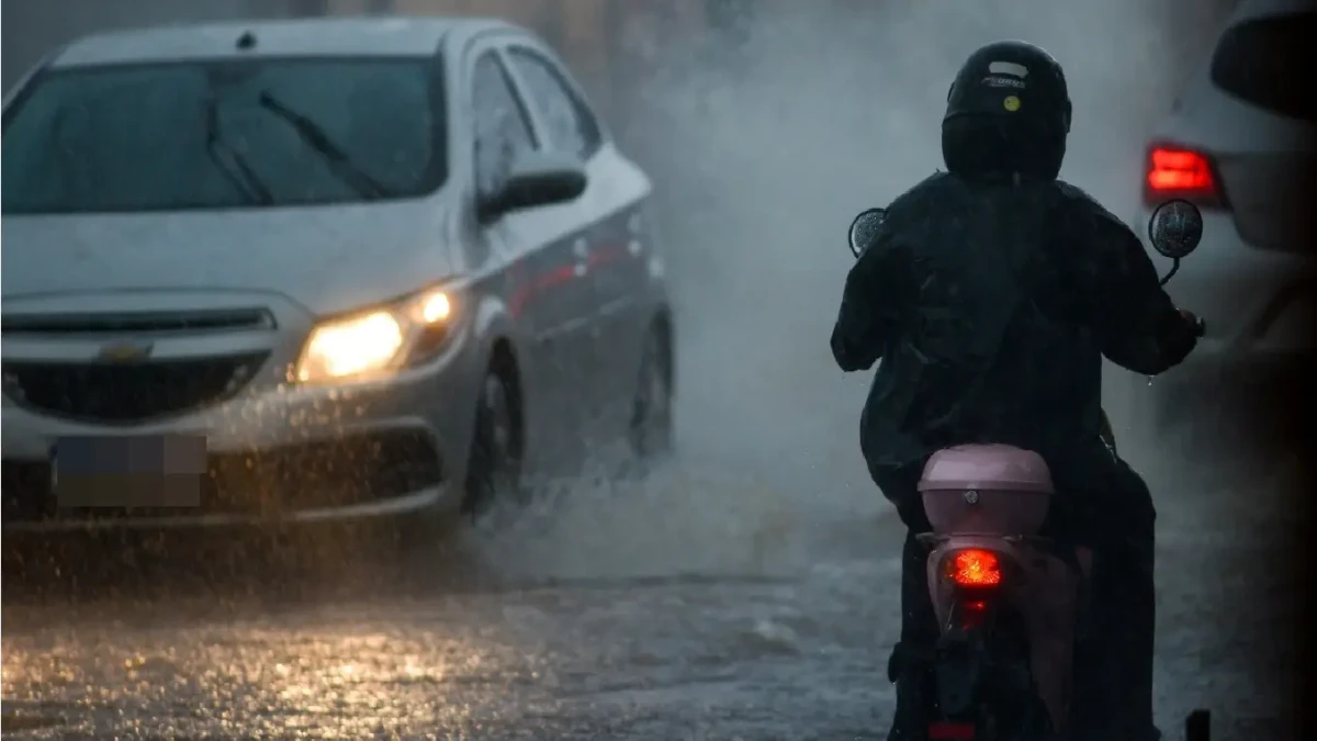Imagem mostra carro e moto circulando durante tempestade