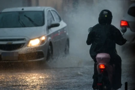 Imagem mostra carro e moto circulando durante tempestade