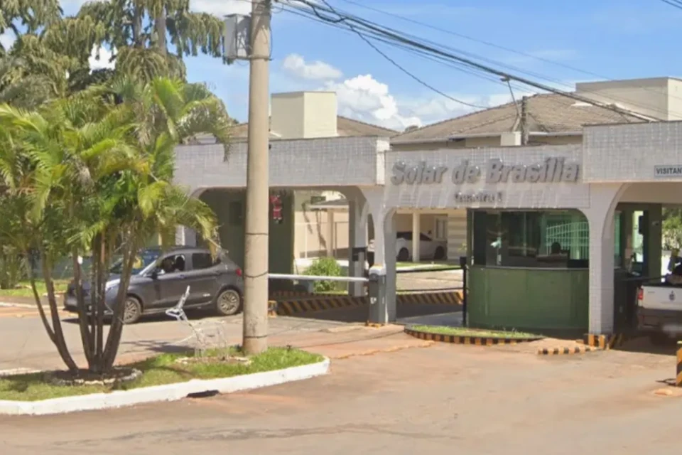Condomínio de Bolsonaro tem queima de fogos e convite para churrasco após prisão (Foto: Google Street View)