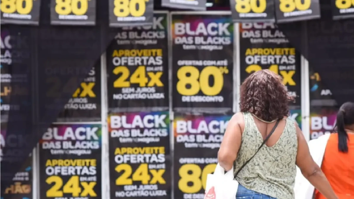 Imagem mostra mulher avaliando ofertas da black friday