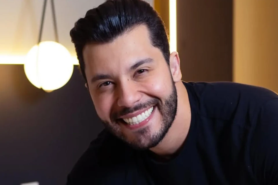 Momento foi filmado e, claro, compartilhado na web Murilo Huff dá carro novo de presente para funcionário; assista ao vídeo