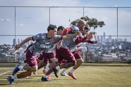 Jogadores do Vila Nova em treino no CT