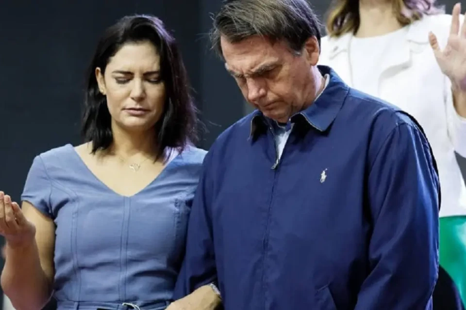 'Crucial', diz Michelle sobre prisão domiciliar de Bolsonaro