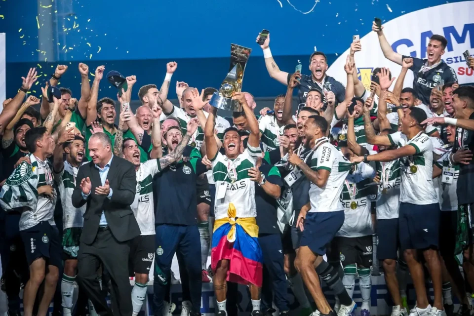 Jogadores do Coritiba levantam troféu da Série B