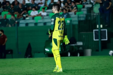 Goleiro Tadeu em partida pelo Goiás