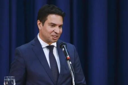 Esposa diz que família sofre perseguição política desumana Foragido, Ramagem diz estar seguro nos EUA com aval do governo Trump