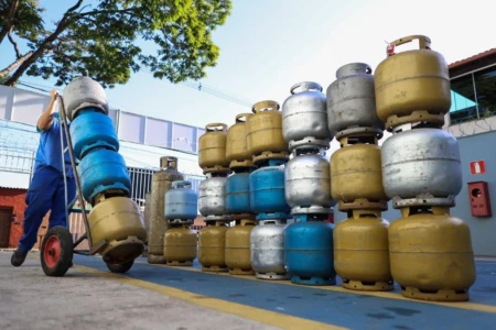 Gás do Povo: distribuição do vale recarga chega a Goiânia e outras capitais como funciona, quem tem direito, validade quantidade de botijões