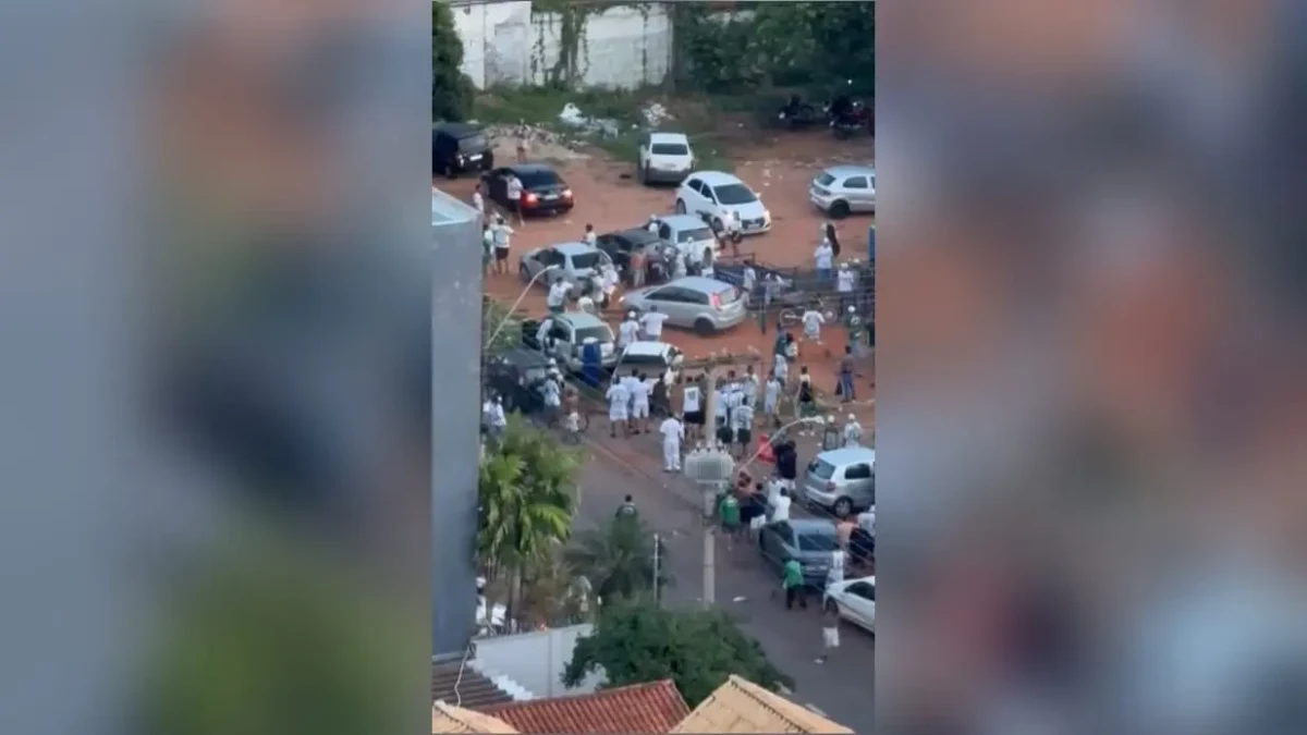 Imagem do carro avançando contra as pessoas