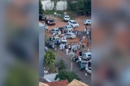 Imagem do carro avançando contra as pessoas