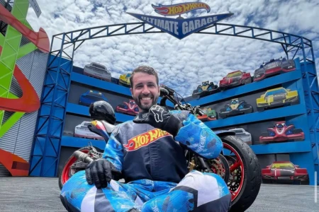 Piloto morre em show de acrobacia de motos