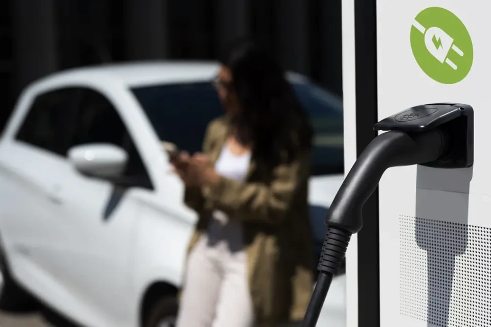 Juíza proíbe ponto de recarga particular para carro elétrico em vaga de condomínio