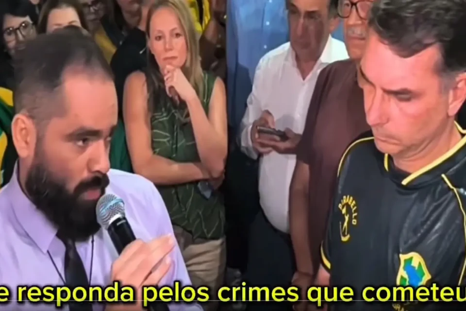 Evangélico agredido em vigília bolsonarista se diz progressista e contra extrema direita Ismael Lopes discursou após pedir a Flávio Bolsonaro