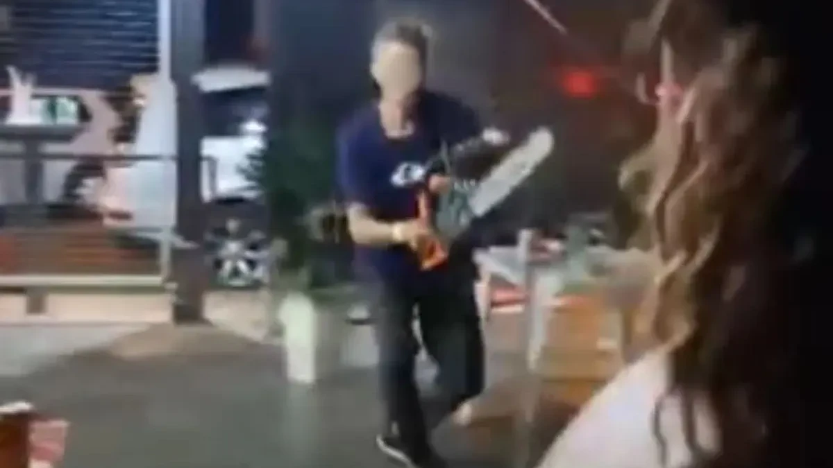 Vídeo: Homem invade bar e ameaça clientes com motosserra em São Paulo Suspeito chega a ser atingido por um objeto arremessado em sua direção