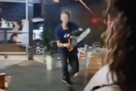 Vídeo: Homem invade bar e ameaça clientes com motosserra em São Paulo Suspeito chega a ser atingido por um objeto arremessado em sua direção