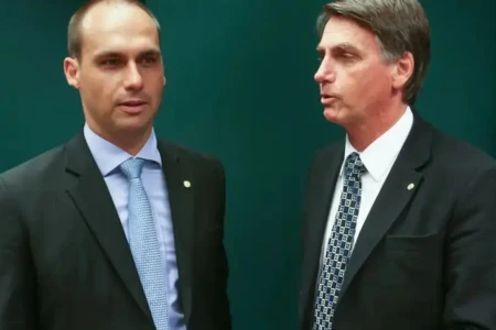 Eduardo Bolsonaro atacou prisão domiciliar: 'Não conseguem monitorar tornozeleiras' Jair Bolsonaro foi preso após tentar romper tornozeleira