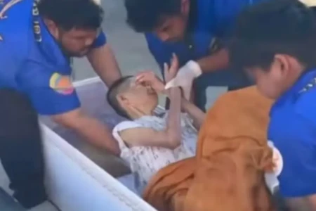 Mulher é encontrada viva dentro de caixão antes de ser cremada em templo Funcionários ouviram batidas vindas do caixão