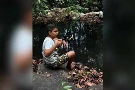 Foto da criança pescando