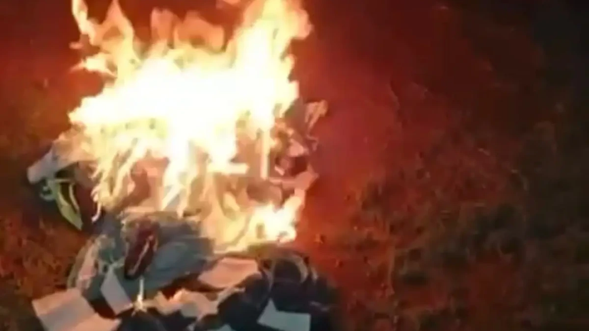 Torcedor coloca fogo em sua coleção de camisas do Goiás