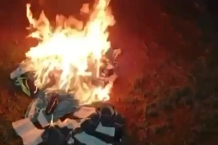 Torcedor coloca fogo em sua coleção de camisas do Goiás