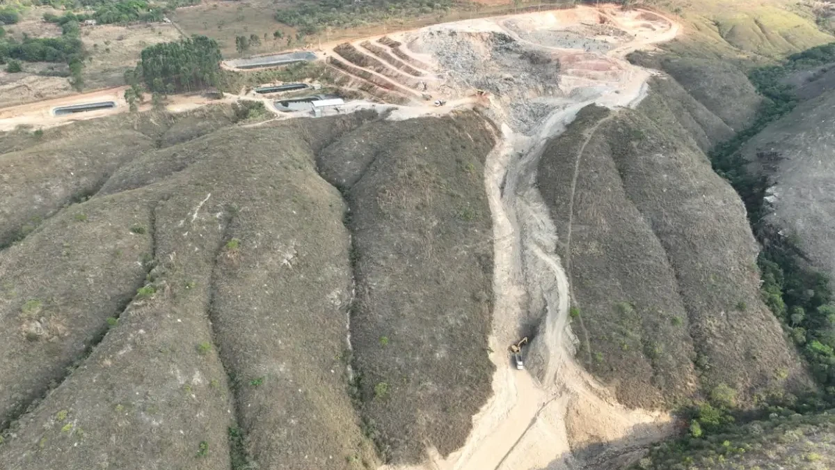 Lixão em Padre Bernardo registra novo desmoronamento com contaminação de córrego (Foto:: Divulgação)