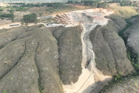 Lixão em Padre Bernardo registra novo desmoronamento com contaminação de córrego (Foto:: Divulgação)