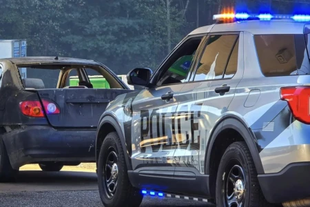 Corpo de Bombeiros conseguiu controlar as chamas Homem é preso por atear fogo em namorada após ela se recusar a lhe trazer cerveja