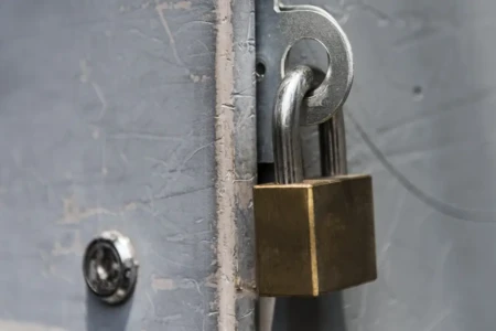 Justiça garante direito de idosa à própria casa após parentes trocarem cadeado, em Goiânia