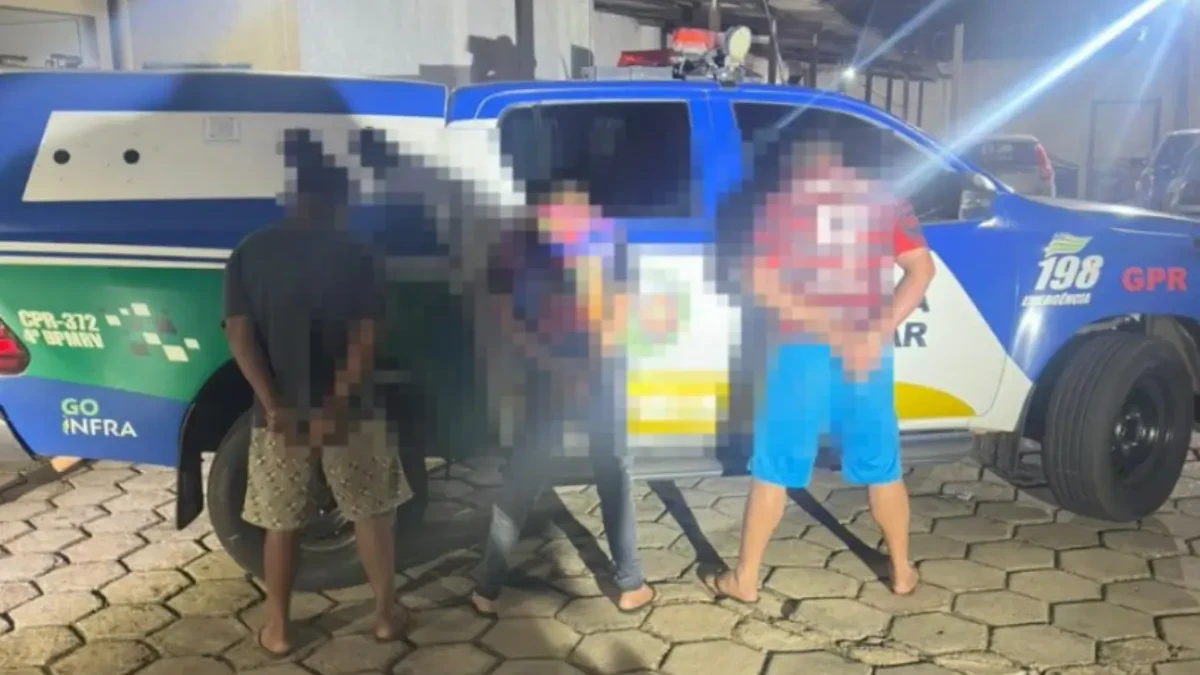 Imagem dos três condenados após captura