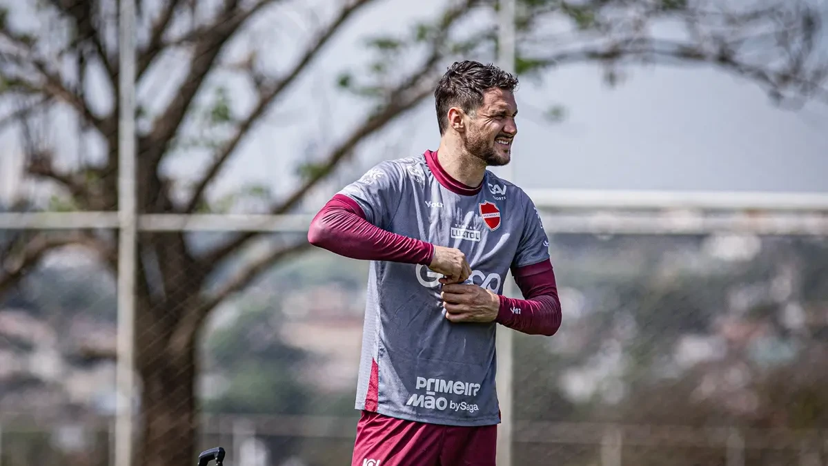Tiago Pagnussat em treino do Vila Nova