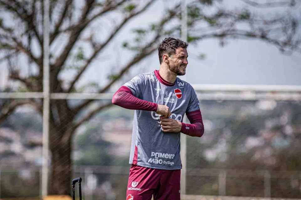 Tiago Pagnussat em treino do Vila Nova