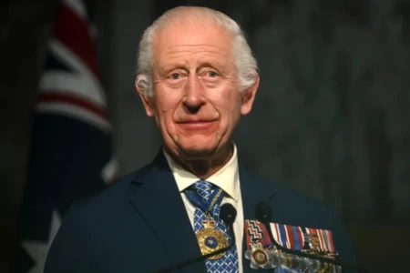 Mecha de cabelo de Rei Charles é colocada à venda; saiba o valor Mecha foi cortada por um barbeiro real no início dos anos 1960