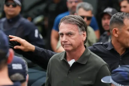 Moraes decide que Bolsonaro continuará preso na superintendência da PF