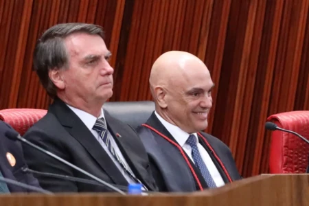 Moraes cita prisão de Lula para manter Bolsonaro na PF Lula ficou em 2018 e 2019 preso 580 dias na sede da Superintendência da PF do Paraná