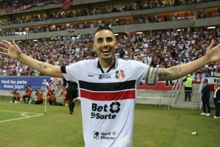 Thiago Galhardo em partida pelo Santa Cruz