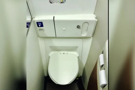 'Premium': Latam restringe banheiro dianteiro para passageiros da primeira classe