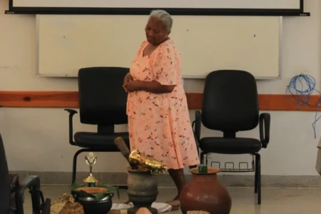 Maria de Fátima Abade Barbosa Idosa de 70 anos apresenta TCC com relato autobiográfico sobre vida sem acesso à educação